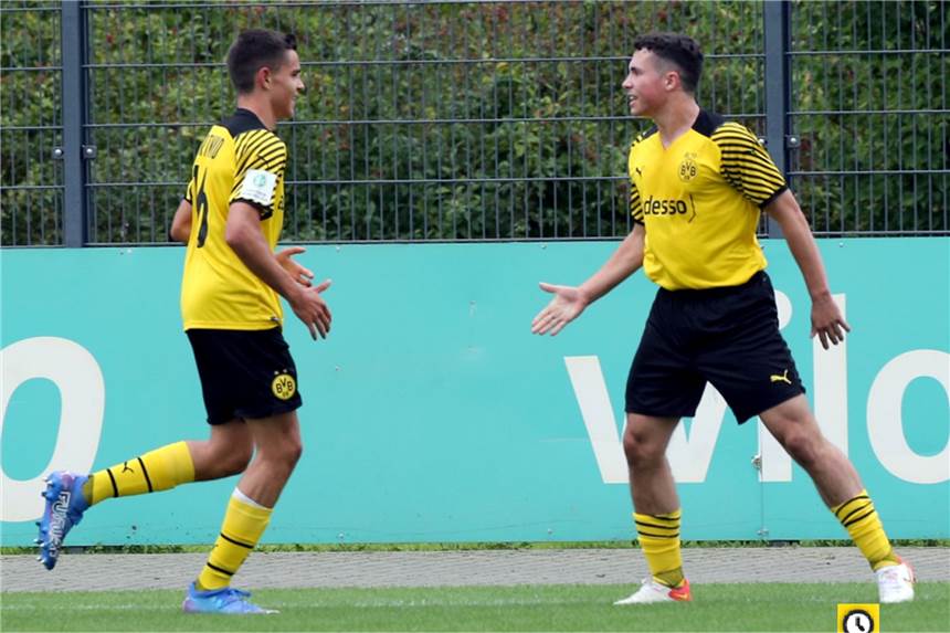 BVB-U17 legt los wie die Feuerwehr – deutlicher Sieg gegen Bayer 04 Leverkusen Raúl König (re.) traf zum 3:0 gegen Bayer Leverkusens U17.