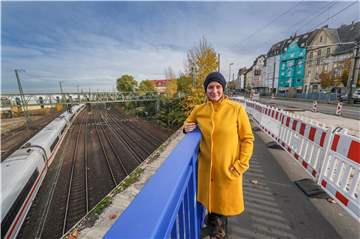 Raumplanerin Yvonne Johannsen auf der Dorstfelder Brücke, die im Viertel eine eigene Grenze markiert.