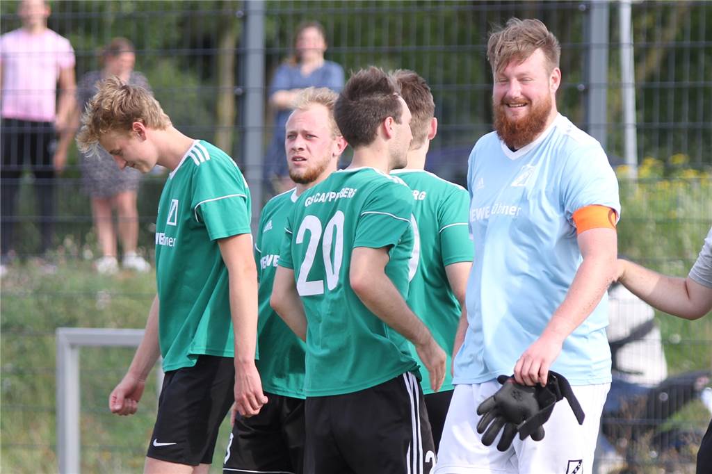 Krönung eines verrückten Pokal-Fights: GSC-Keeper tritt zweimal im Elfmeterschießen an Raus mit Applaus: Für Bendix Wagner (r.) und GS Cappenberg war nach der ersten Pokalrunde Schluss.
