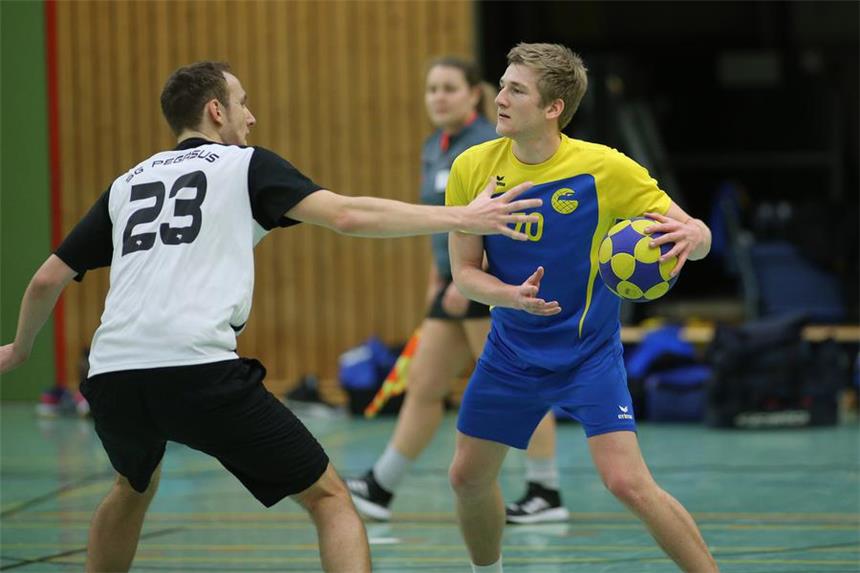 Adler Rauxel hält Schildgen auf Distanz Rauxels Maurice Grammel (am Ball), hier im Spiel gegen die SG Pegasus Rommerscheid, steuerte zwei Körbe dem 19:18.Sieg seines Teams gegen Schildgen bei.