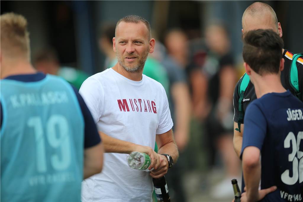 Pokalsensation bleibt aus: Rauxeler-Ehrentreffer wird zurückgepfiffen Rauxels Trainer Stephan Gil (weißes Shirt), hier auf einem Archivbild, war zufrieden mit dem Auftritt seines Teams.