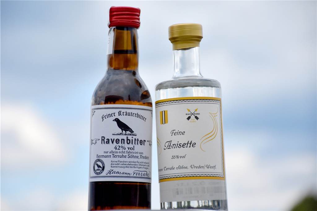 Klaus und Christoph Hellenthal retten den Ravenbitter vor dem Vergessen Ravenbitter und die feine Anisette – gemeinsam ergeben sie das Vredener Visitenschnäpsken: "Nich so bitter un nicht so sööte." Den Schnaps schenken die Vredener seit Jahrhunderten ihren Besuchern ein.