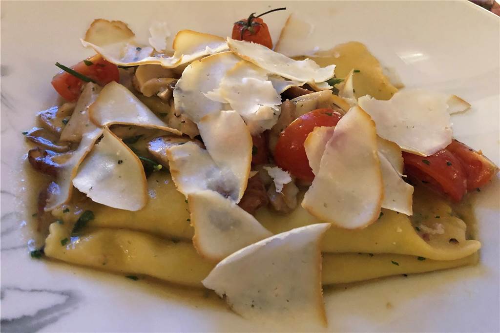Im Restaurant da Fabio werden in netter Atmosphäre Klassiker ungewöhnlich in Szene gesetzt Ravioli tartufo e porcini - die hausgemachten Nudeln sind ein Geschmackserlebnis.