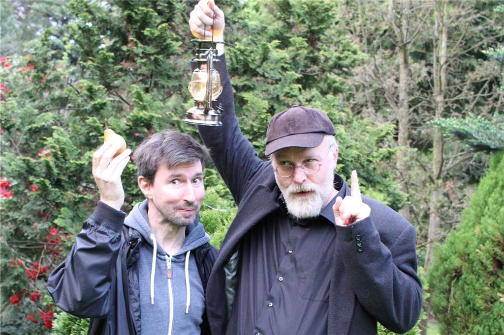 Grusel-Spaziergänge mit rabenschwarzem Humor: „Die Menschen möchten lachen“ Ray Dudzinski (l.) und Markus Veith proben derzeit im Rombergpark.