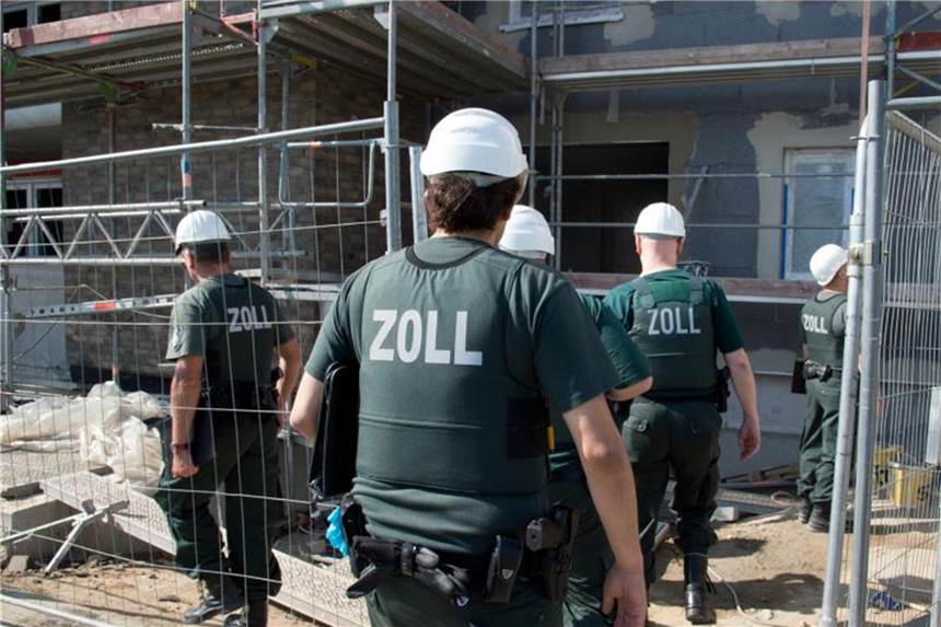 Kampf gegen Mindestlohn-Betrug: Bundesweite Kontrollen Razzia gegen Schwarzarbeit auf einer Baustelle in Frankfurt am Main. Foto: Boris Roessler/Archiv