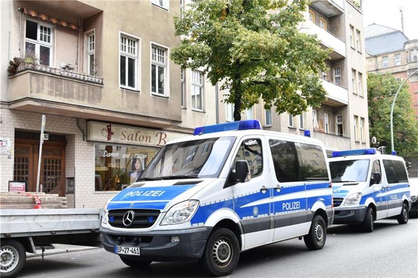 Betrug mit Scheinehen - Vorwürfe gegen Ausländerbehörde Razzia in Berlin 2017: Die großangelegte Betrugsserie mit Scheinehen wurde von der Berliner Polizei schon im vergangenen Jahr aufgedeckt. Foto: Paul Zinken