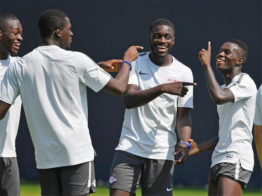RB Leipzig international: Ohne Übersetzung geht es nicht RB Leipzigs Spieler Yvon Mvogo, Ibrahima Konate, Dayot Upamecano und Bruma (v.l.n.r.) scherzen im Training. Foto: Hendrik Schmidt