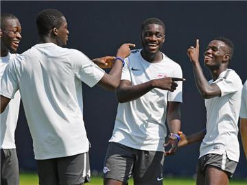 RB Leipzigs Spieler Yvon Mvogo, Ibrahima Konate, Dayot Upamecano und Bruma (v.l.n.r.) scherzen im Training. Foto: Hendrik Schmidt
