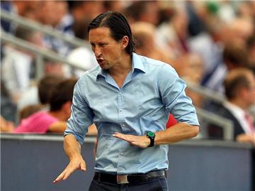 RB Salzburgs Coach Roger Schmidt ärgert sich über das blamable Auftreten seines Teams gegen F91 Düdelingen. Foto: Daniel Krug
