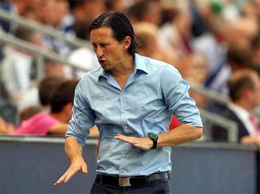 Europas Lachnummer: «Düdeldü» düpiert RB Salzburg RB Salzburgs Coach Roger Schmidt ärgert sich über das blamable Auftreten seines Teams gegen F91 Düdelingen. Foto: Daniel Krug