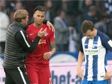 RB-Trainer Ralf Hasenhüttl (l) herzte nach Spielende Stürmer Davie Selke. Foto: Soeren Stache