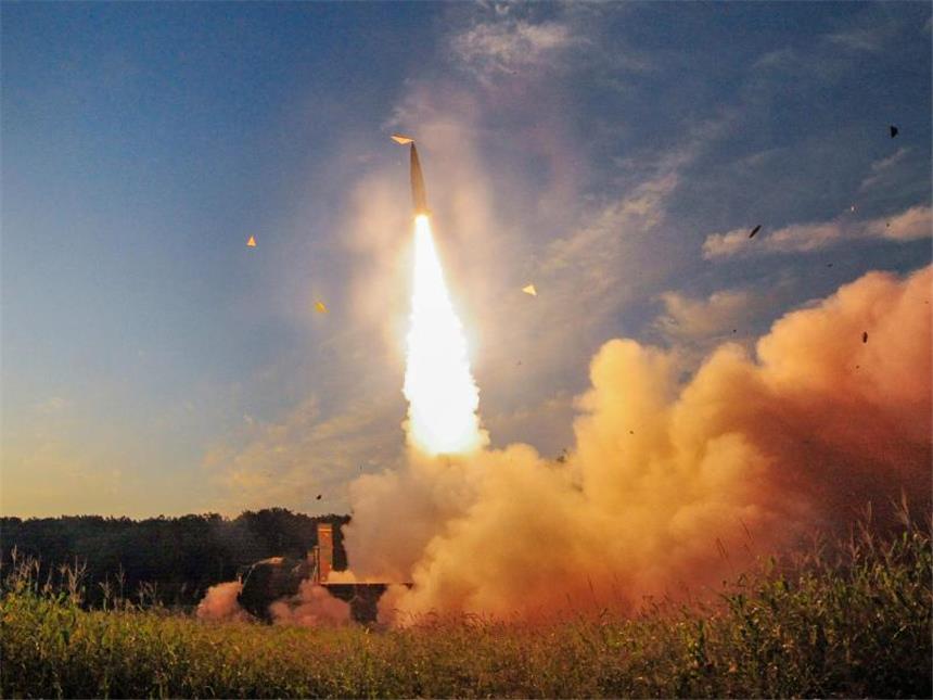 Nordkorea feuert erneut Rakete über Japan hinweg Reaktion auf den nordkoreanischen Atomtest: Start einer Hyunmoo-2-Rakete in Südkorea. Foto: Südkoreanisches Verteidigungsministerium