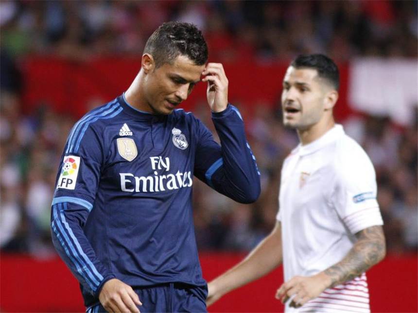 Erste Ligapleite für Real - Barca nach 3:0 Spitze Real Madrid verlor in Sevilla das Spiel und damit auch die Tabellenführung. Foto: Paco Puentes