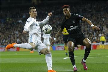 Real Madrids Cristiano Ronaldo (l) kämpft im Hinspiel mit Presnel Kimpembe von Paris Saint-Germain um den Ball - Real gewinnt 3:1. Foto: Francisco Seco/AP