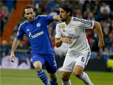 Real Madrids Sami Khedira (r) könnte bald das Trikot des FC Schalke tragen. Foto: JuanJo Martin