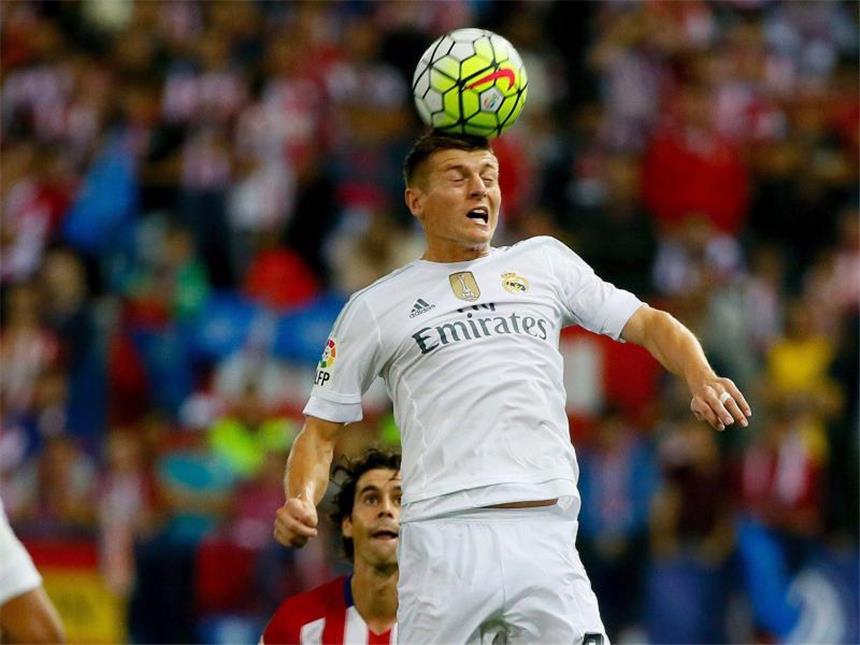 Sieben Legionäre: Löw setzt auf Auslands-Effekt Real Madrids Toni Kroos kann es auch mit dem Kopf. Foto: Juanjo Martin