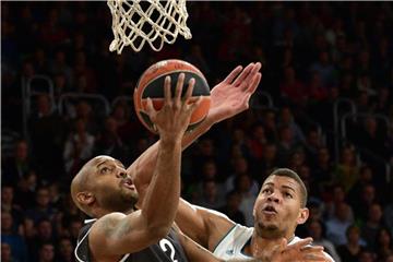 Real Madrids Walter Tavares (r) verteidigt unter dem Korb gegen Bambergs Ricky Hickman. Foto: Nicolas Armer