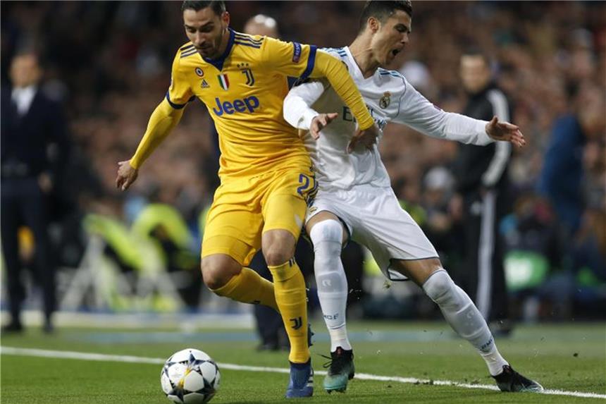 Ronaldo-Elfmeter erlöst Real: Mit viel Mühe ins Halbfinale Real-Star Cristiano Ronaldo (r) beim Zweikampf mit dem Turiner Mattia De Sciglio. Foto: Francisco Seco