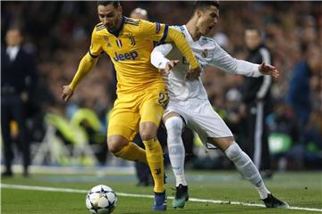 Real-Star Cristiano Ronaldo (r) beim Zweikampf mit dem Turiner Mattia De Sciglio. Foto: Francisco Seco