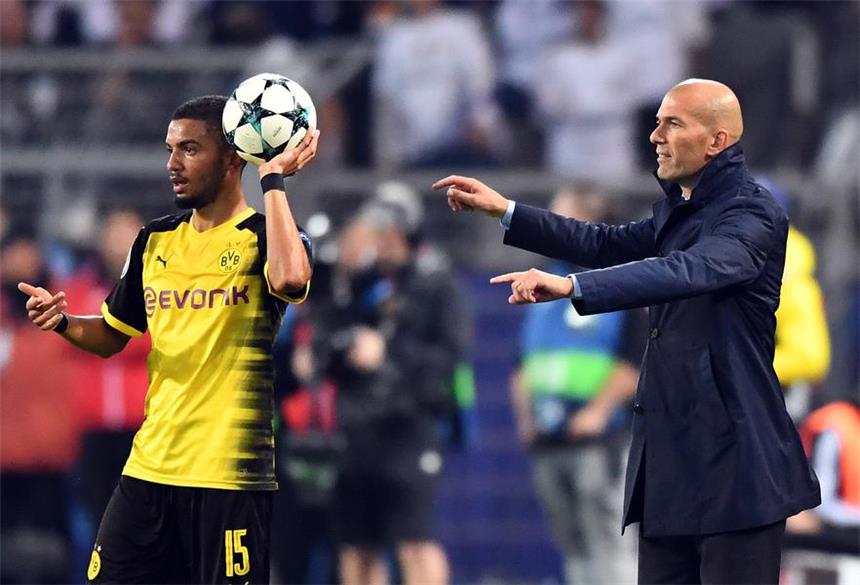 Real-Trainer Zinédine Zidane (r.) hatte gegen den BVB die bessere Taktik. 