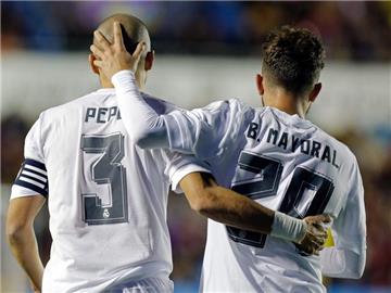Reals Spieler Borja Mayoral (r) und Pepe jubeln beim Sieg gegen Levante. Foto: Juan Carlos Cardenas