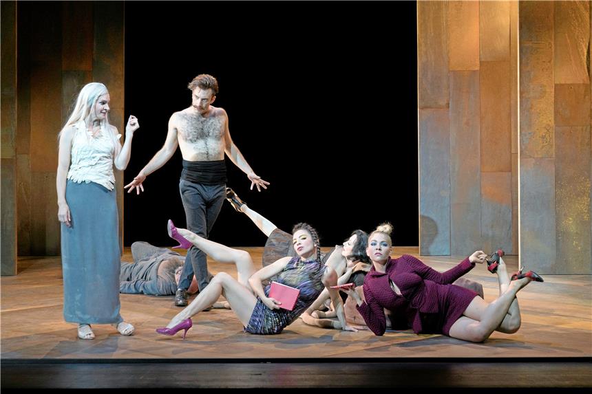 Rebecca Klingenberg (l.) und die Eleven in der Aufführung des Deutschen Theaters Göttingen beim Festival „Stücke“. Foto: Pauly