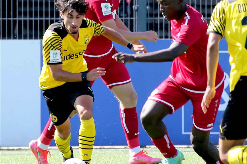 Starke BVB-Nachwuchsteams - U19-Stürmer trifft fünf Mal gegen Alemannia Aachen Reber Babir (l.) traf für die U17 des BVB.