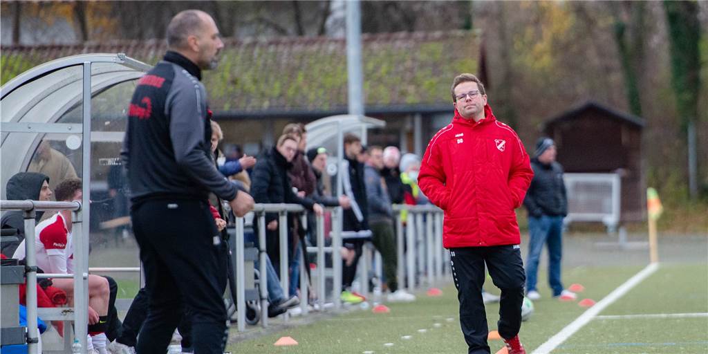 Das geht nicht gut beim FC Overberge: Verein hat eklatante Fehler gemacht Recep Alkan (l.) ist nach Damian Glombiks (r.) Wahl zum Sportlichen Leiter zurückgetreten. Glombik muss jetzt einen Trainer finden.