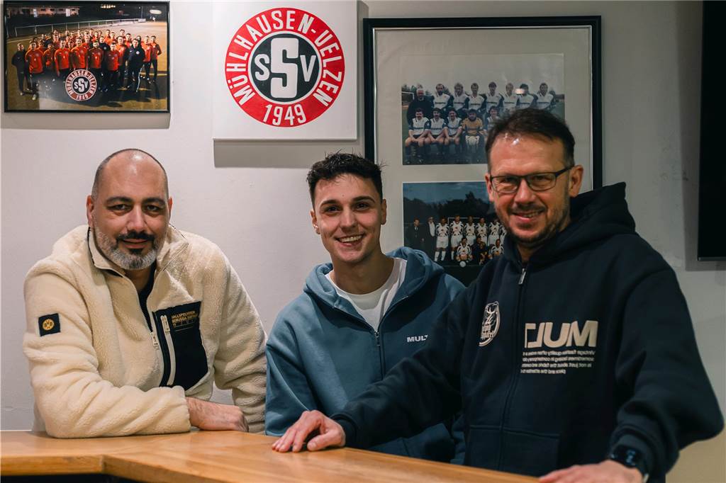 Jan Menard wechselt aus Königsborn zum SSV Mühlhausen Recep Alkan (l.) und Marc Woller (r.) freuen sich auf Jan Menard (mitte).