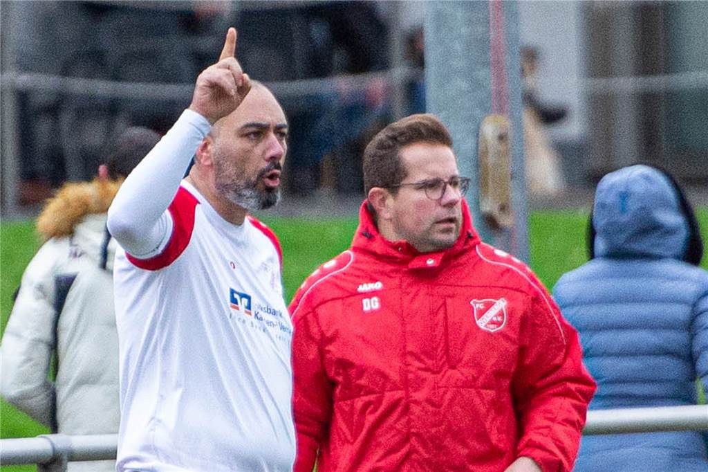 Überraschung beim FC Overberge: Trainerteam schrumpft mitten in der Saison – Nachfolger gefunden Recep Alkan (l.) wird das Traineramt nach dem Abgang von Damian Glombik (r.) nicht alleine bekleiden.