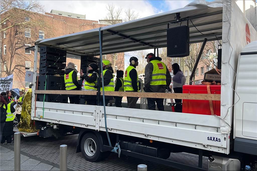Hunderte zogen mit DJ-Lkw über den Wall: Streik-Demo von Krankenhäusern Lkw mit Dj-Bühne