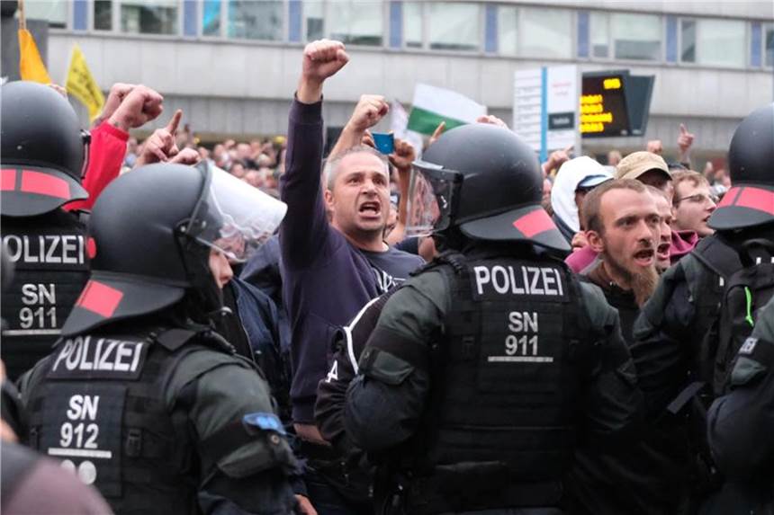 Politik nach Machtdemonstration rechter Gruppen alarmiert Rechte Demonstranten vor dem Karl-Marx-Monument in Chemnitz. Foto: Sebastian Willnow