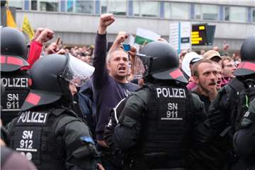 Rechte Demonstranten vor dem Karl-Marx-Monument in Chemnitz. Foto: Sebastian Willnow