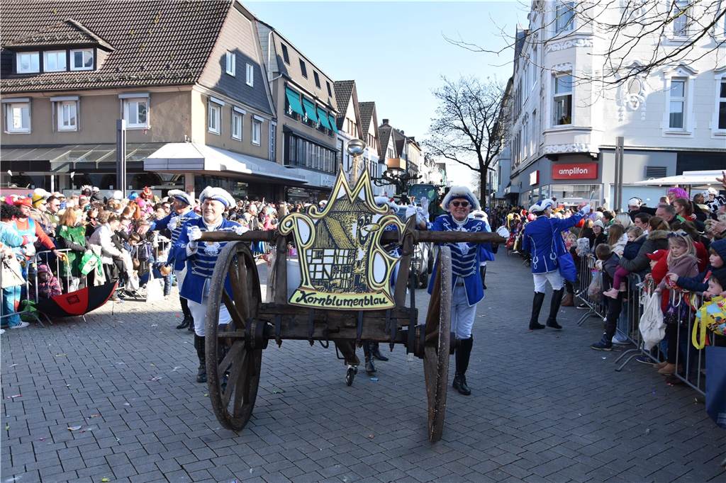 Nazi-Parolen im Festzelt: Staatsschutz ermittelt gegen 31-Jährigen Beim Karnevalsumzug in Menden schieben Mitglieder der Mendener Karnevalsgesellschaft Kornblumenblau einen alten Wagen durch die Stadt. Links und rechts säumen hunderte Menschen die Straße
