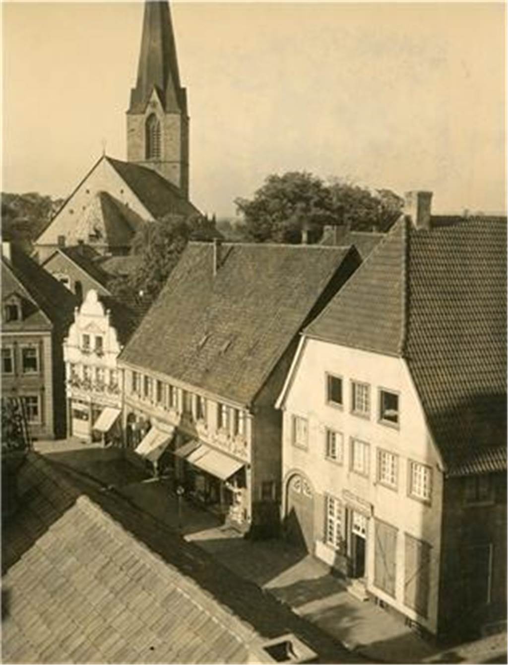 Erniedrigt und entblößt auf dem Marktplatz: Das Schicksal der Marcus‘ Rechts ist das Haus der Marcus mit dem runden Tor gut sichtbar.