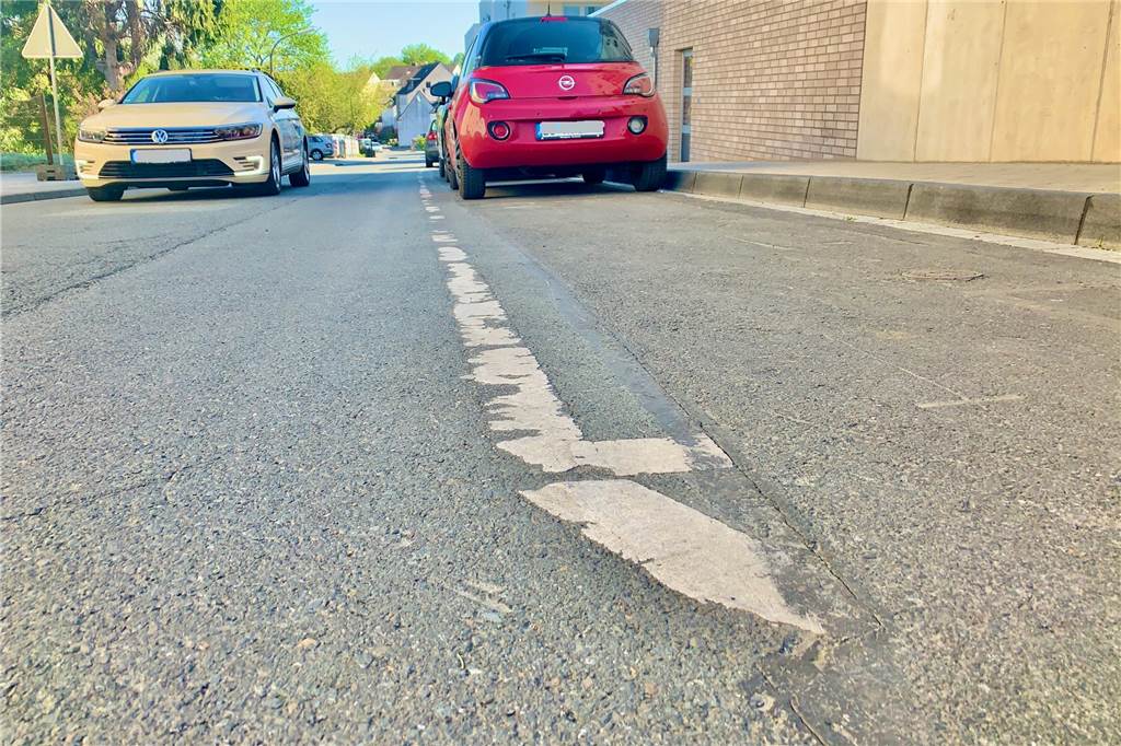 Fünf Wochen noch, bis die Schürener Straße unter der Verkehrslast zusammenbricht? Rechts Parkbuchten, deren Ende kaum noch zu erkennen ist. Kommt ein Fahrzeug, wird es eng. Einem anderen Auto ausweichen, geht nicht.
