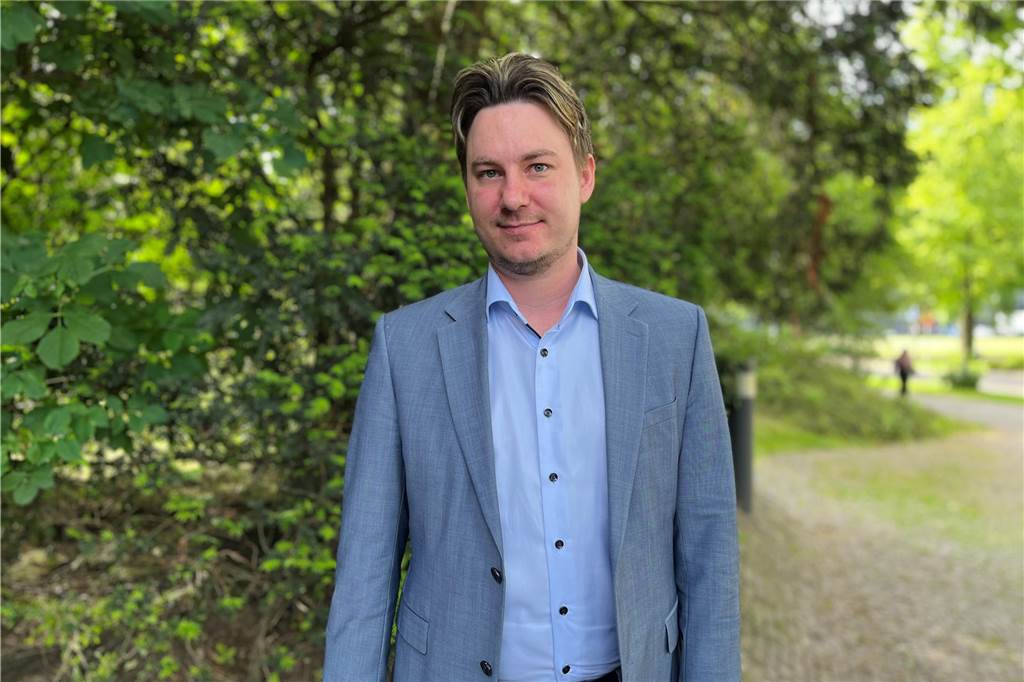 Hitzige Verhandlung um das „Treibsand“ vor Gericht Rechtsanwalt Alexander Liese steht vor einer Hecke.