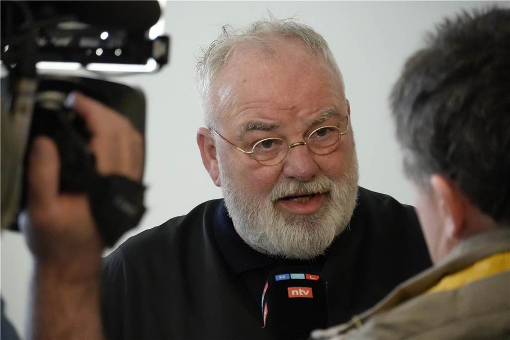 Rechtsanwalt Edgar Fiebig spricht vor Fernsehteams