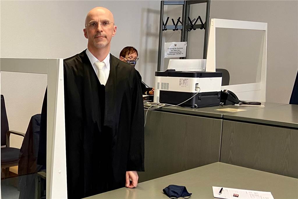 Frau sticht Bekannten mit Messer nieder: Diese Strafe erwartet sie Rechtsanwalt Marco Ostmeyer kündigte gegen das Urteil Revision an.