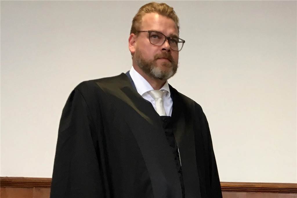 Zwei bewaffnete Überfälle: So reagierte der Räuber auf seine Taten Rechtsanwalt Marcus Herberholz verteidigt den Angeklagten.