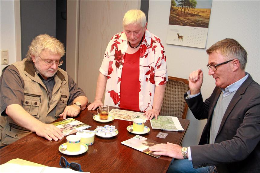 Die kleine Golf-Krise von Frohlinde Rechtsanwalt Matthias Delvo, Grundbesitzerin Elisabeth Grümer und Golf-Berater Arnt Vesper diskutieren über die Zukunft des Golfplatzes. Foto: Weckenbrock