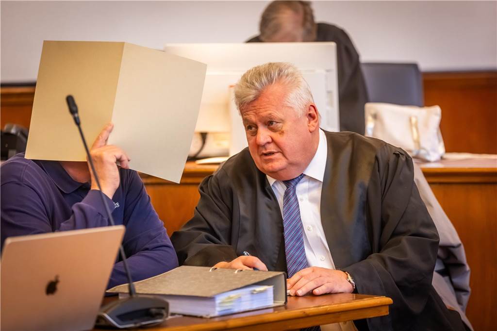 Fünf Freisprüche im Fall Mouhamed Dramé: Die Stimmen nach dem Urteil im Polizeiprozess Rechtsanwalt Michael Emde (r.) mit seinem Mandanten, dem Einsatzleiter Thorsten H.