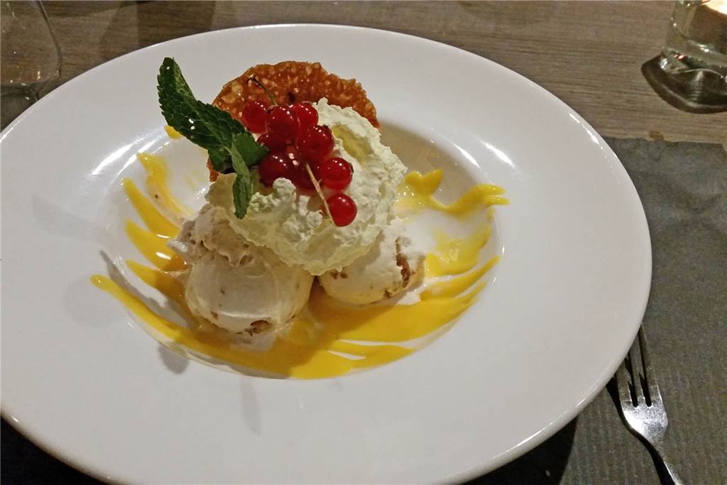 Harry Engbers (57) interpretiert im Restaurant Oldenkott die deutsche Küche neu „Rechtsanwalt Nussbaum“ heißt dieses Dessert.