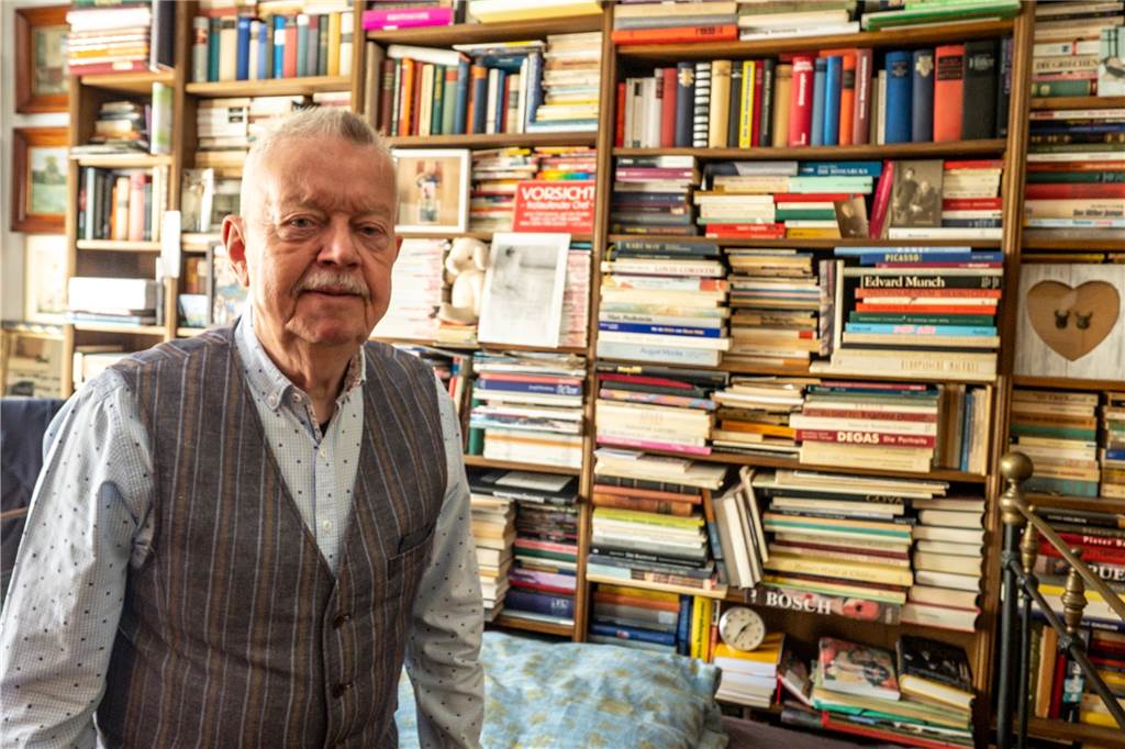 Rechtsanwalt und Erbrechts-Experte Dr. Eberhard Strutz vor dem heimischen Bücherregal.