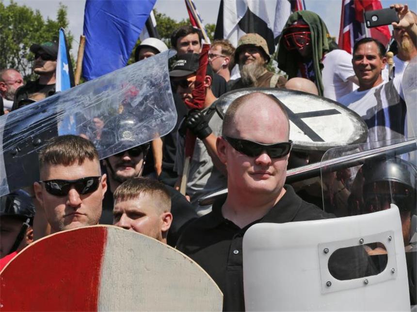 Schweineblut-Legende: Entsetzte Reaktionen auf Trump-Tweet Rechtsextremistische Demonstranten versammeln sich in Charlottesville. Nach Gewaltausbrüchen wurde der Ausnahmezustand ausgerufen. Foto: Steve Helber