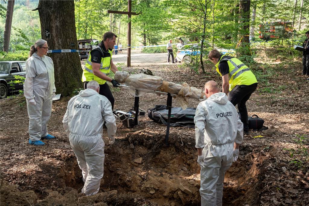 Dortmund-Tatort unbedingt einschalten: Das Horror-Ende ist ein Kracher Rechtsmedizinerin Dr. Greta Leitner (Sybille Schedwill, l) lässt die Leiche bergen. Das Mordopfer wurde bei Vorbereitungen für eine Urnenbeisetzung in einem Bestattungswald entdeckt.