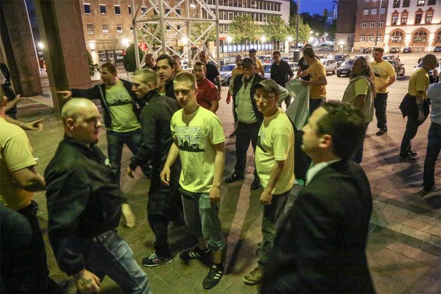 Neonazi nach Faustschlag rechtskräftig verurteilt Rechtsradikale haben versucht, die Wahlparty im Dortmunder Rathaus zu stürmen.