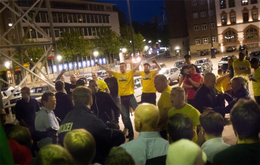 Haftstrafe für Neonazi Daniel Grebe nach "Rathaussturm" Rechtsradikale haben versucht, die Wahlparty im Dortmunder Rathaus zu stürmen.