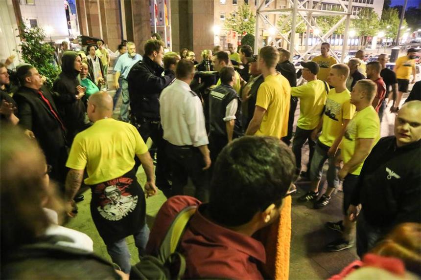 Verfahren um Neonazi-Faustschlag wird neu aufgerollt Rechtsradikale haben versucht, die Wahlparty im Dortmunder Rathaus zu stürmen.