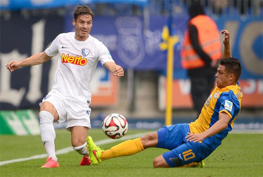 Erster Heimsieg im Topspiel? Rechtsverteidiger Stefano Celozzi, der sich hier gegen den Braunschweiger Mirko Boland durchsetzt, kehrt nach seiner Verletzung in die Bochumer Anfangsformation zurück.